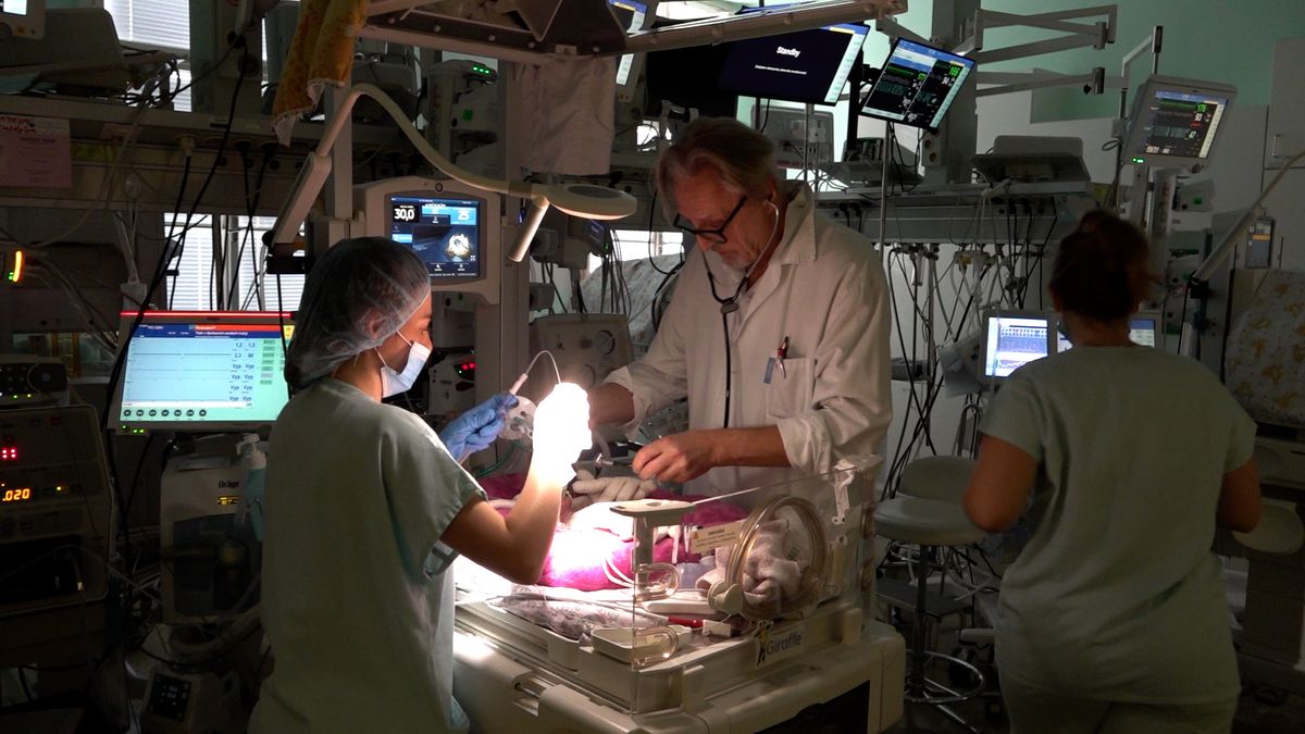 Lékaři na neonatologii operují nedonošence přímo na oddělení